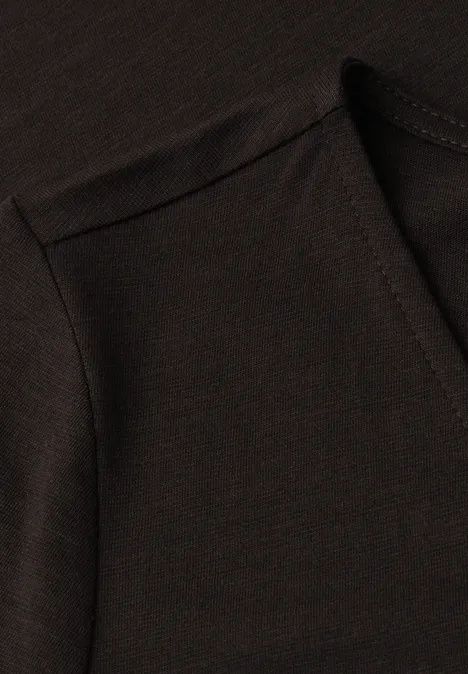 Nahaufnahme eines dunklen Kleidungsstücks mit sichtbarer Naht und Ausschnitt
