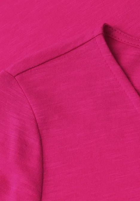 Ein pinkfarbenes T-Shirt mit kurzem Ärmel und Rundhals-Ausschnitt.