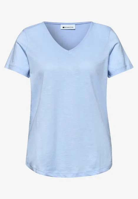 Hellblaues Damen-T-Shirt mit V-Ausschnitt und kurzen Ärmeln.