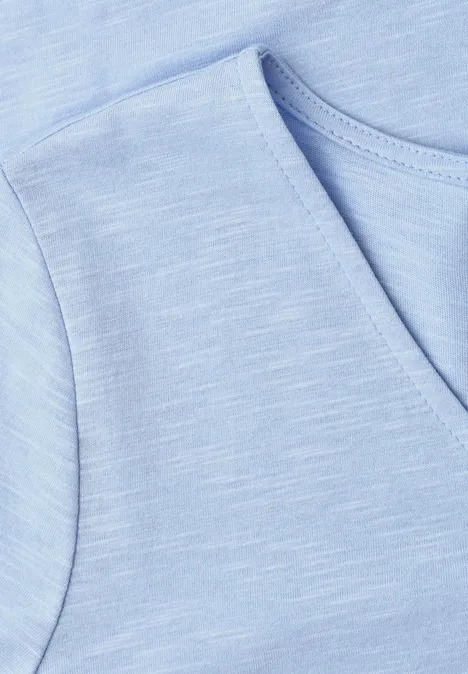 Nahaufnahme eines hellblauen V-Ausschnitt-Shirts mit feiner Melierung.