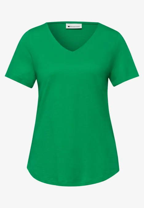 Een eenvoudig groen T-shirt met V-hals en korte mouwen.