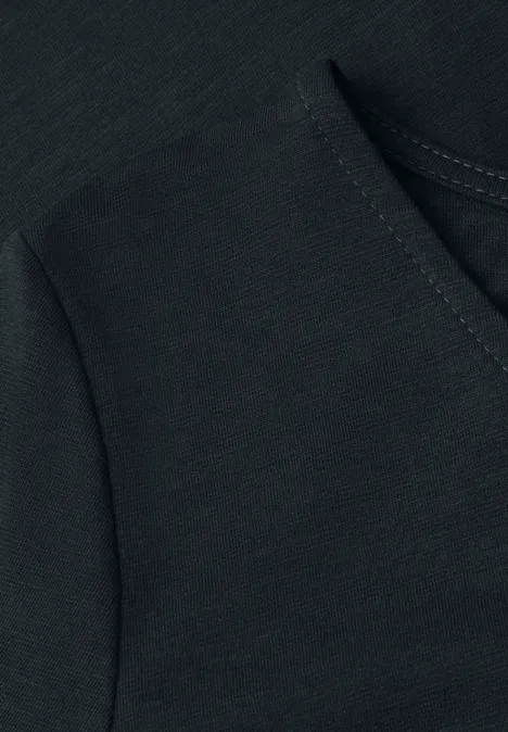 Zwarte stofstructuur met naad en zakopening van een kledingstuk