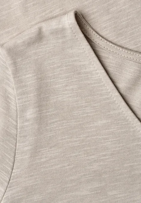 Basic T-Shirt mit V-Neck in Unifarbe light sepia sand Nahaufnahme eines beigen V-Ausschnitt-T-Shirts aus feinem Jersey