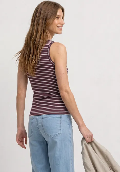 Top mit V-Neck und Streifen rustic rouge Eine Frau von hinten mit gestreiftem Top, blauen Jeans und einer Jacke in der Hand.