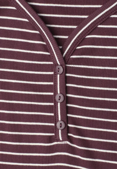 Top mit V-Neck und Streifen rustic rouge Nahaufnahme eines lila-weiß gestreiften Shirts mit Knopfleiste und drei Knöpfen.