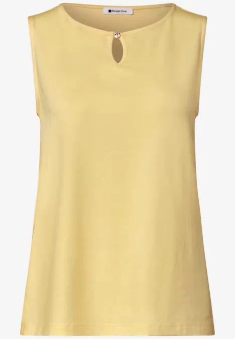 Geel mouwloos shirtje met ronde hals en klein splitje aan de voorzijde.