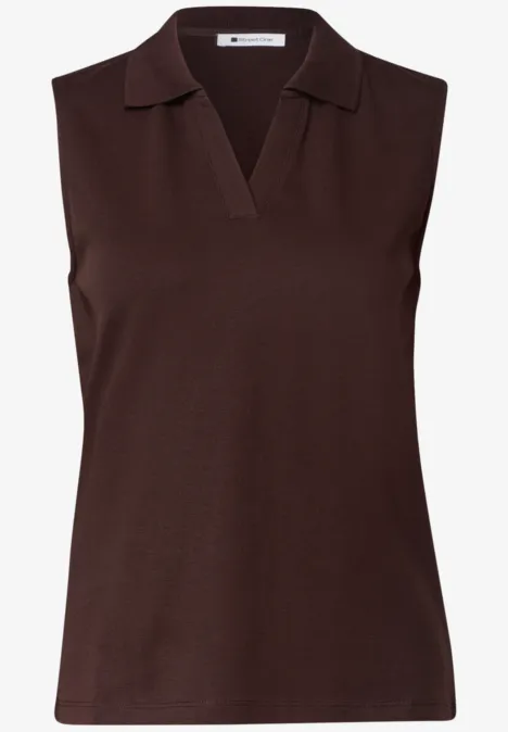 Bruin dames poloshirt zonder mouwen, klassieke kraag en V-hals.