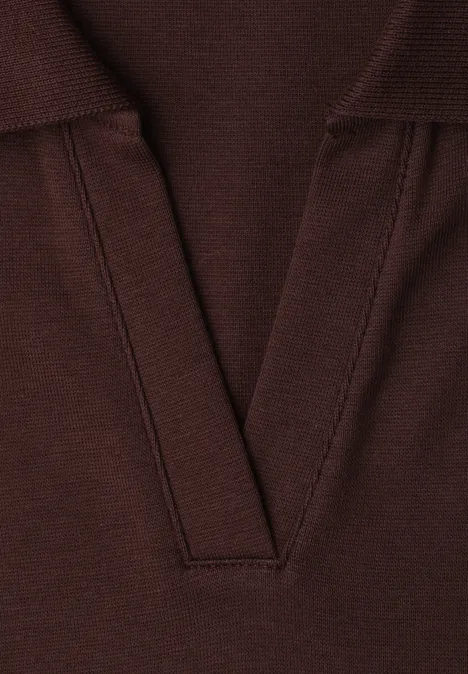 Bruine poloshirt met V-hals en fijne structuur.