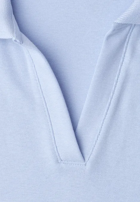 Close-up van een lichtblauw t-shirt met V-hals van gladde stof