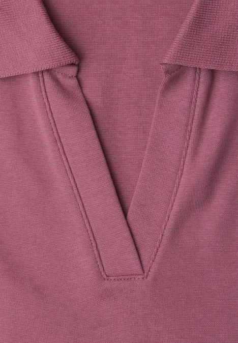 Nahaufnahme eines fliederfarbenen Stricktops mit V-Ausschnitt.