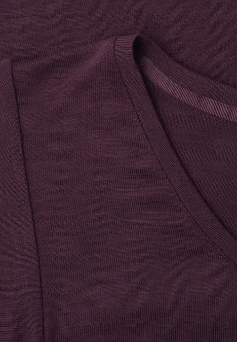 Shirt mit kurzen Volant-Ärmeln rustic rouge Nahaufnahme eines dunkelvioletten T-Shirts mit Rundhalsausschnitt und erkennbarer Schulternaht.