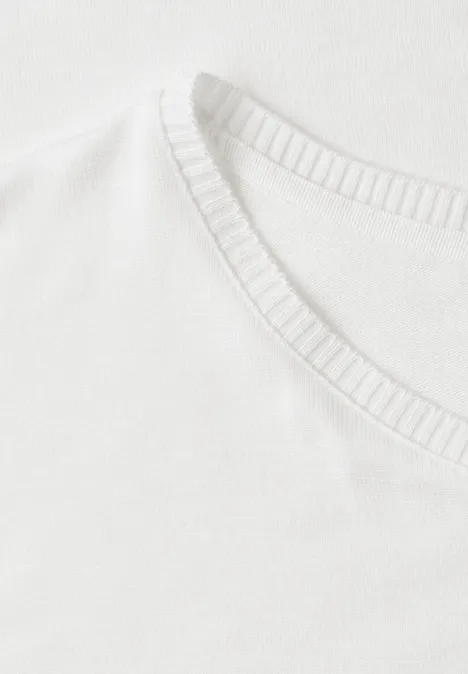 Gros plan sur un T-shirt blanc avec encolure ronde.