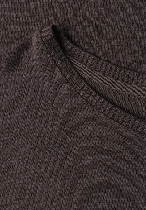 Chemise dropped shoulder à col rond espresso brown Gros plan sur un pull en maille brun foncé avec col rond