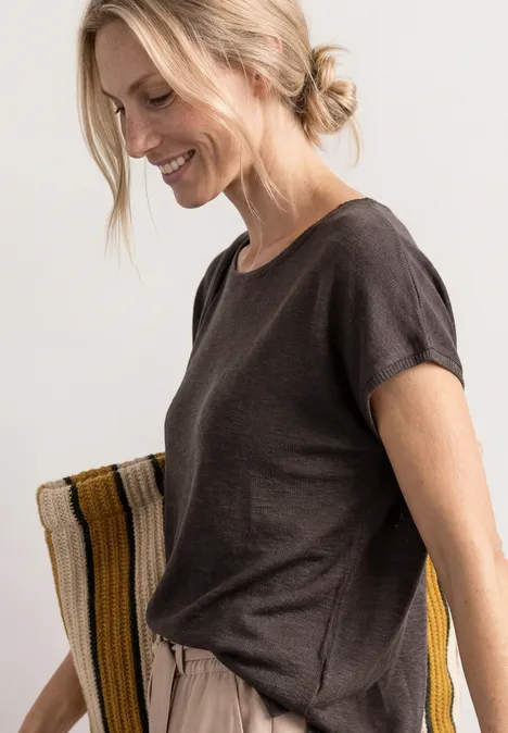 Chemise dropped shoulder à col rond espresso brown Femme portant un t-shirt marron foncé et un pantalon beige décontracté sur fond clair.