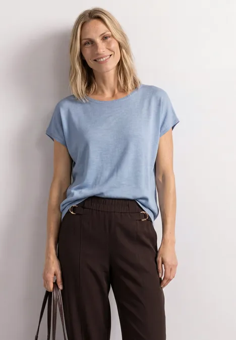Dropped Shoulder Shirt mit Rundhals cashmere blue Frau in hellblauem Shirt und brauner Hose hält eine Tasche in der Hand.