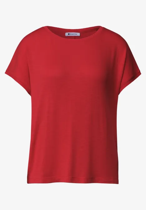 Rotes, kurzärmliges T-Shirt mit Rundhalsausschnitt auf weißem Hintergrund.