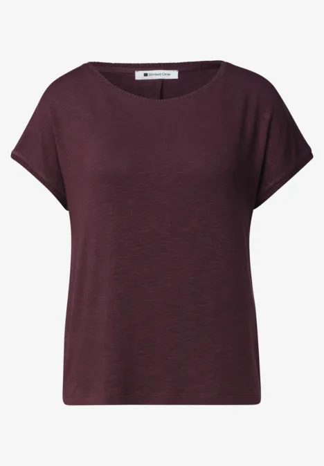 Dropped Shoulder Shirt mit Rundhals rustic rouge Ein schlichtes, kurzärmeliges T-Shirt in dunklem Beerenton.