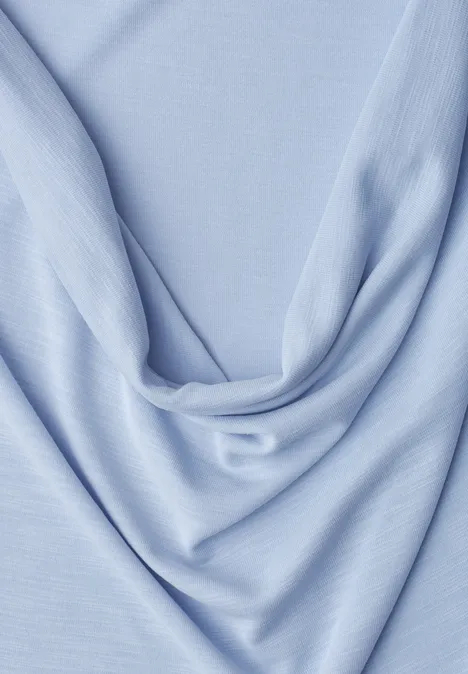 Silk-Look Top mit Wasserfall-Ausschnitt cashmere blue Hellblauer Stoff mit weichen, fließenden Falten.