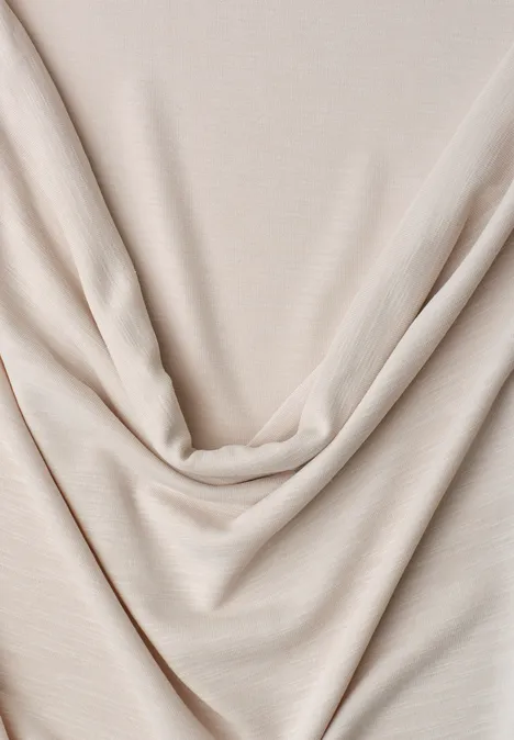 Silk-Look Top mit Wasserfall-Ausschnitt clay sand Beige, weicher Stoff mit eleganten Falten drapiert.