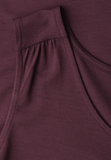 Top aus Jersey mit Elastiksaum rustic rouge Nahaufnahme eines ärmellosen, burgunderfarbenen Tops aus weichem, elastischem Jersey-Stoff mit Raffung am Ausschnitt.