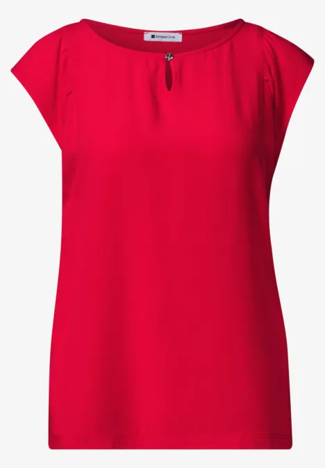 Rotes Damenoberteil mit kurzen Ärmeln und kleinem Schlitz am Rundhalsausschnitt.