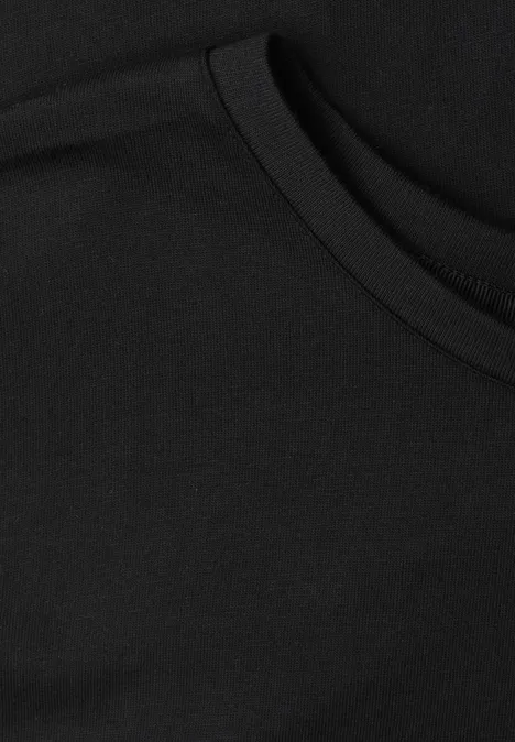 Shirt met ronde hals en kant Black Zwarte stof met een afgeronde zakopening, waarschijnlijk een borstzakje van een T-shirt.