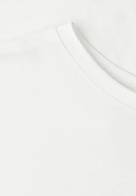 Shirt met ronde hals en kant off white Close-up van een wit T-shirt met ronde hals.