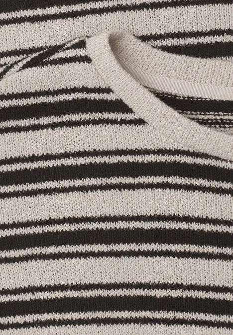 Shirt in Strick-Optik mit Rundhals Black Nahaufnahme eines gestrickten Stoffs mit unregelmäßigen schwarz-weißen Querstreifen.