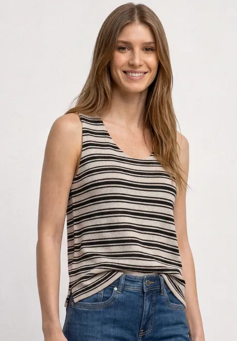 Frau mit langen Haaren und gestreiftem Tanktop vor hellem Hintergrund.
