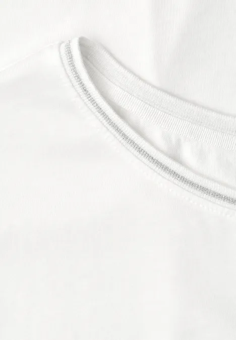 Shirt mit Rundhals und Rippdetails off white Nahaufnahme eines weißen Baumwoll-T-Shirts mit Rundhalsausschnitt und sichtbarer Naht