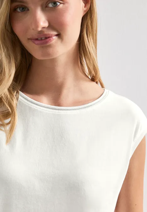 Shirt mit Rundhals und Rippdetails off white Eine Frau trägt ein schlichtes weißes T-Shirt mit Rundhalsausschnitt.