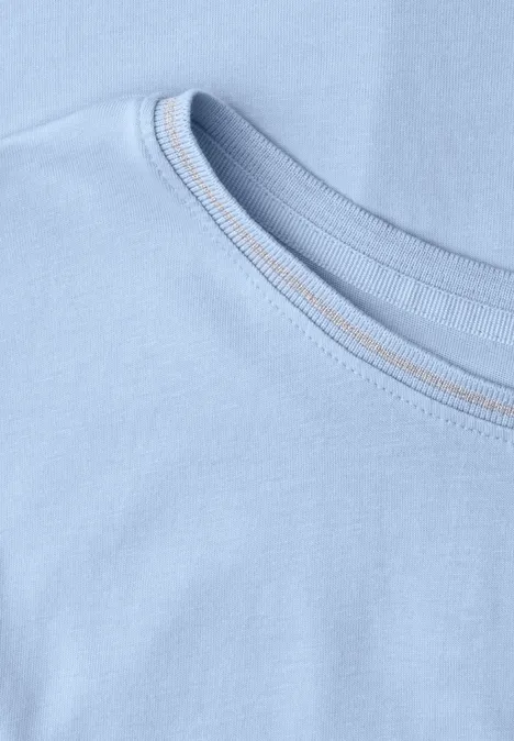 Nahaufnahme eines hellblauen T-Shirt-Ausschnitts mit feiner Naht.