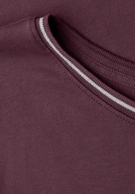 Shirt mit Rundhals und Rippdetails rustic rouge Nahaufnahme eines burgunderfarbenen T-Shirt-Ausschnitts mit dezenter, heller Ziernaht.