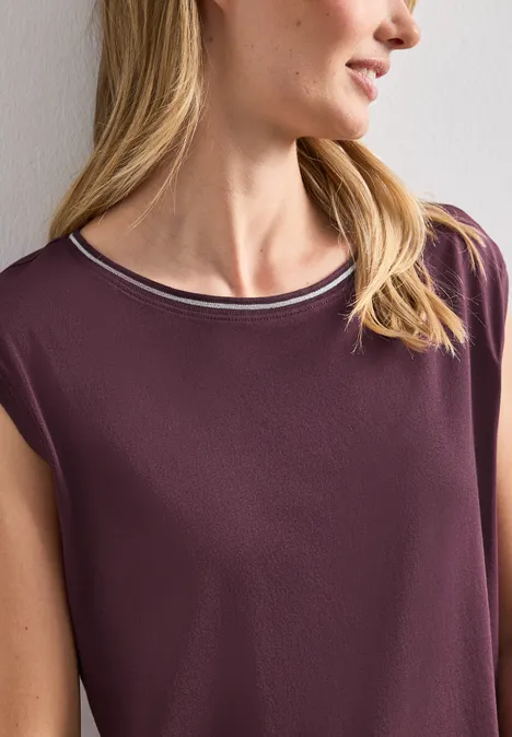 Shirt mit Rundhals und Rippdetails rustic rouge Blonde Frau trägt ärmelloses, violettes Shirt mit hellem Kragen