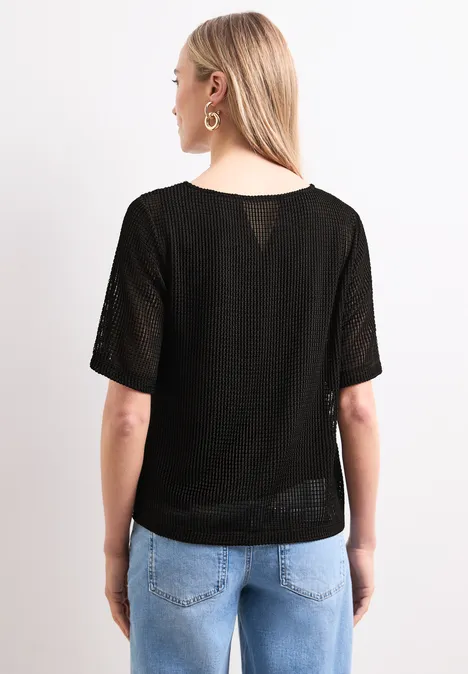 2-in-1 Shirt aus Mesh mit U-Boot-Ausschnitt Black Rückansicht einer Frau mit hellem Haar, trägt schwarzes Shirt und blaue Jeans.