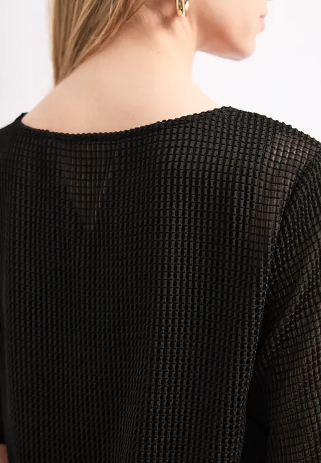 2-in-1 Shirt aus Mesh mit U-Boot-Ausschnitt Black Rückenansicht einer Person in lockerem schwarzem Netz-Top