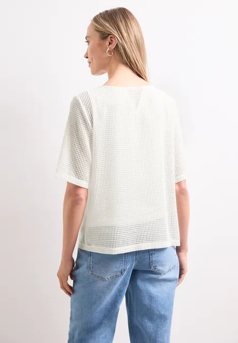2-in-1 Shirt aus Mesh mit U-Boot-Ausschnitt off white Rückenansicht einer Frau in weißer, leicht transparenter Bluse und blauen Jeans