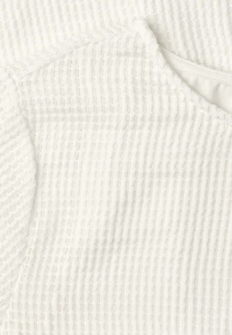 2-in-1 Shirt aus Mesh mit U-Boot-Ausschnitt off white Nahaufnahme eines weißen, waffelgestrickten Kleidungsstücks.
