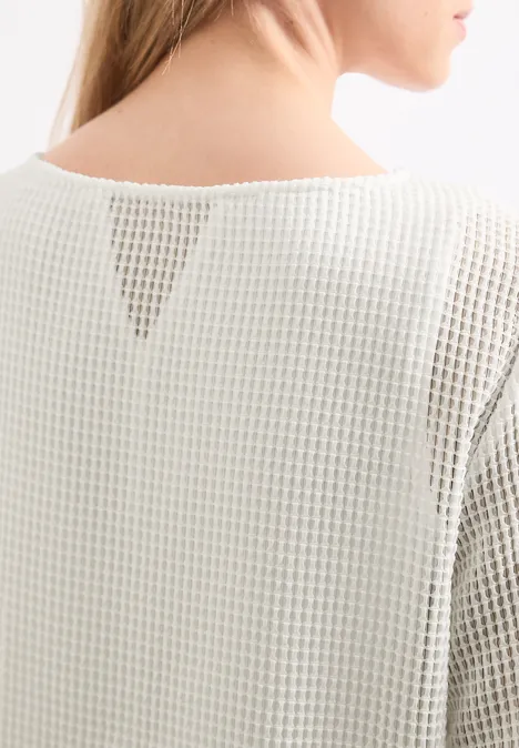 2-in-1 Shirt aus Mesh mit U-Boot-Ausschnitt off white Rückenansicht einer Person in locker gestricktem, weißem Gitterpullover.