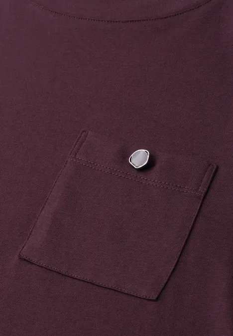 Dunkelviolettes T-Shirt mit Brusttasche und silbernem Druckknopf