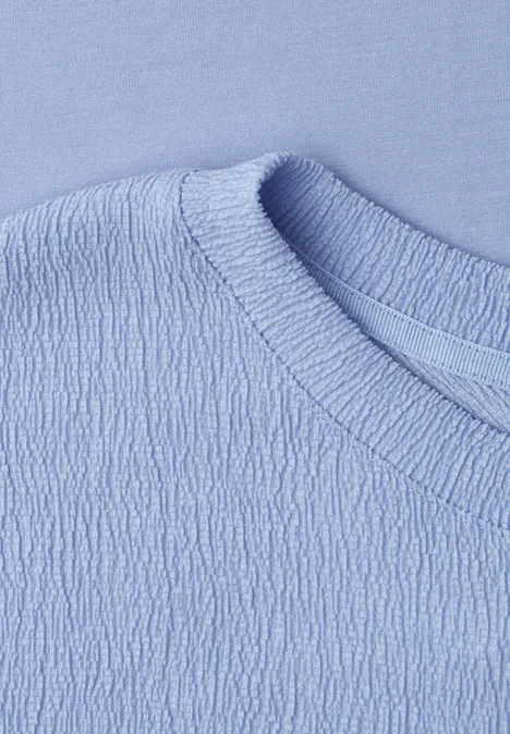 Dropped Shoulder Shirt mit Strukturmix cashmere blue Nahaufnahme eines hellblauen Shirts mit strukturiertem Stoff und Rundhalsausschnitt.