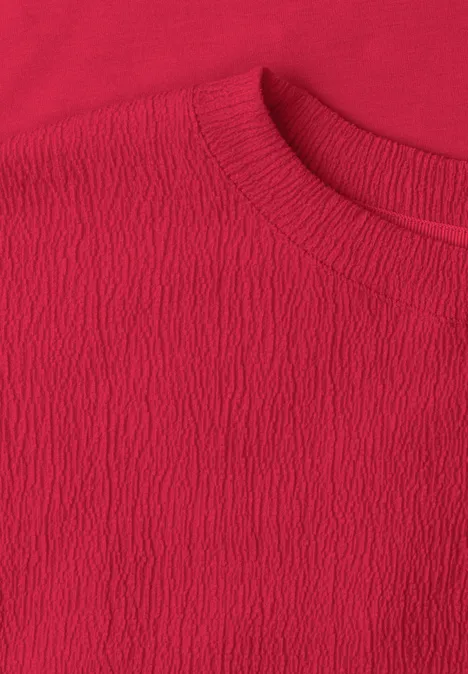 Dropped Shoulder Shirt mit Strukturmix salsa red Nahaufnahme eines roten T-Shirts mit rundem Halsausschnitt und feiner, strukturierter Oberfläche.