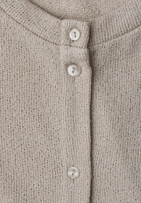 3/4-Arm Jacke in Strick-Optik clay sand Beige Strickjacke mit Rundhalsausschnitt und drei weißen Knöpfen.
