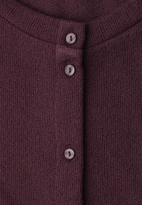 3/4-Arm Jacke in Strick-Optik rustic rouge Nahaufnahme eines weinroten Strickcardigans mit drei Knöpfen auf der Vorderseite.