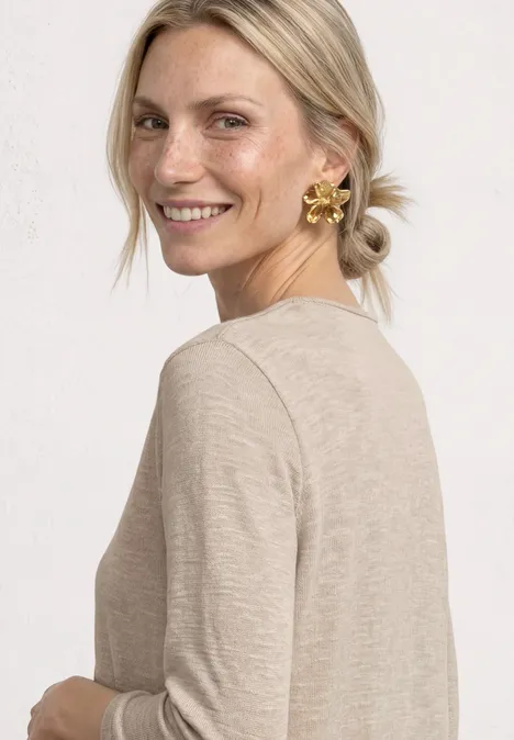 3/4-Arm Jacke in offener Passform clay sand Seitenansicht einer Frau mit beigem Oberteil und goldenen Blumen-Ohrringen, Gesicht unscharf.