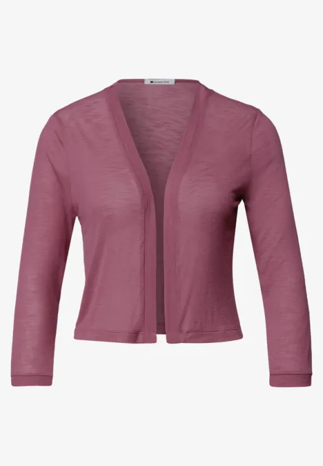 Ein kurzes, rosafarbenes Strick-Bolero mit 3/4-Ärmeln, leicht und offen geschnitten.