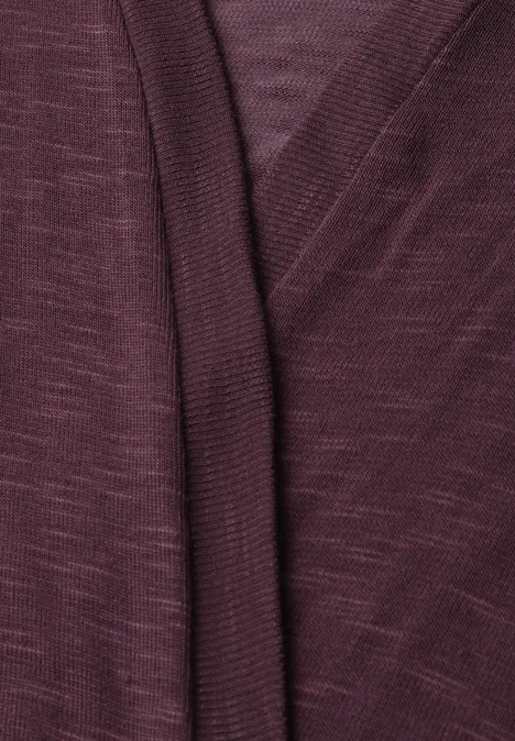 3/4-Arm Jacke in offener Passform rustic rouge Nahaufnahme eines burgunderroten Strickcardigans mit überlappendem V-Ausschnitt.