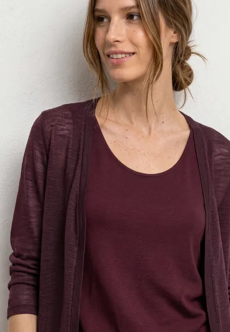 3/4-Arm Jacke in offener Passform rustic rouge Eine lächelnde Frau mit lockerem, dunkelrotem Cardigan und passendem Top vor weißer Wand.
