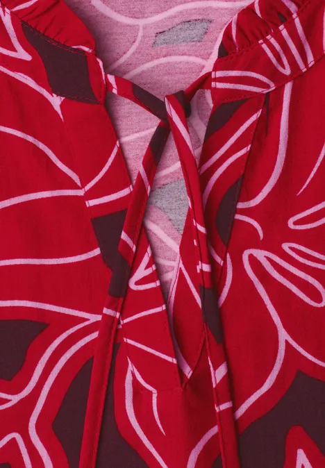 Top mit Strukturmix und Crochet-Details salsa red Rotes Oberteil mit großflächigem weißen Blumenmuster und V-Ausschnitt mit Bändern.
