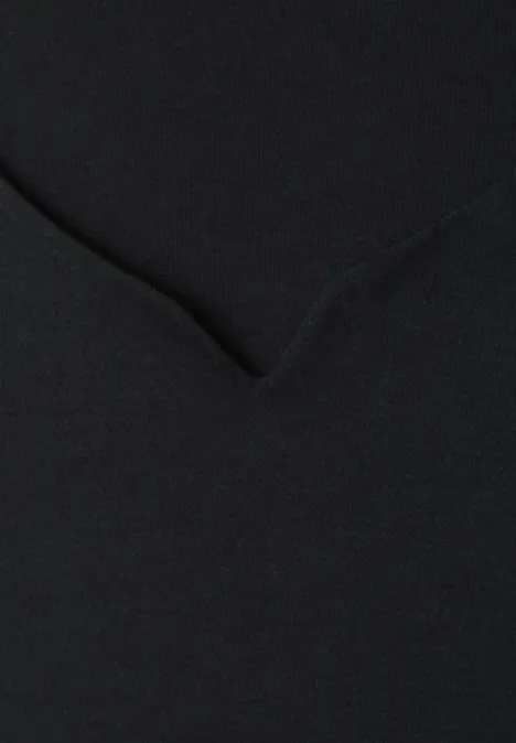 Basic Top mit Herzausschnitt Black Schwarzes Textilgewebe mit dezenter V-förmiger Naht in Nahaufnahme